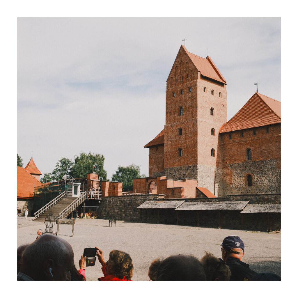 Zamek w Trokach, dziedziniec