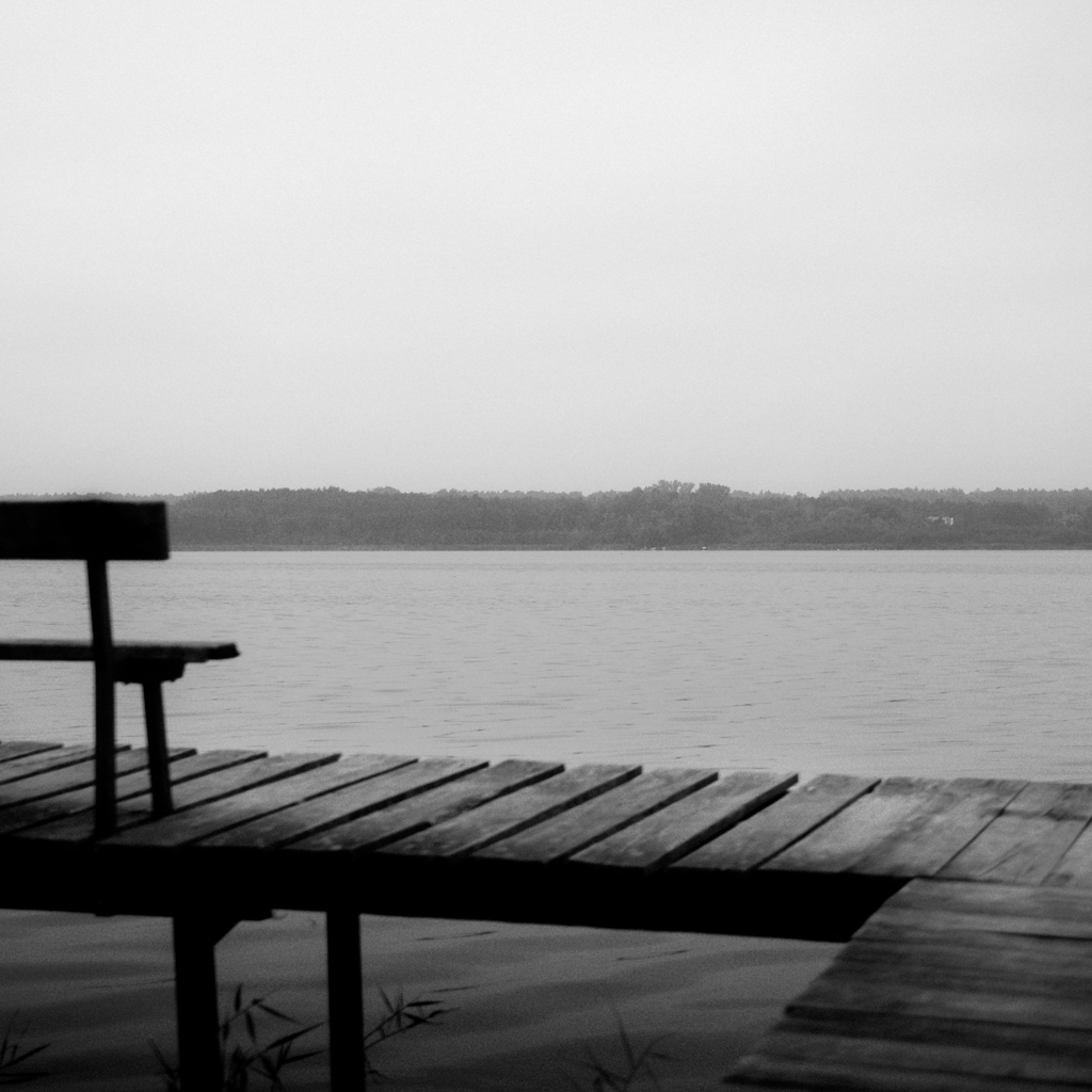 Monochromatyczne kwadraty - pomost na jeziorze Zdworskim