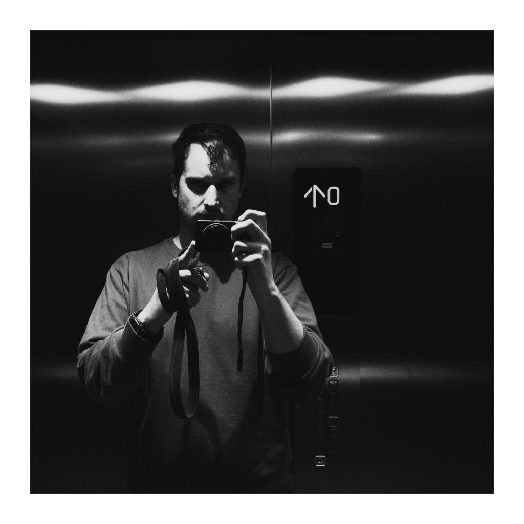 Ricoh GR IV - Selfie w windzie