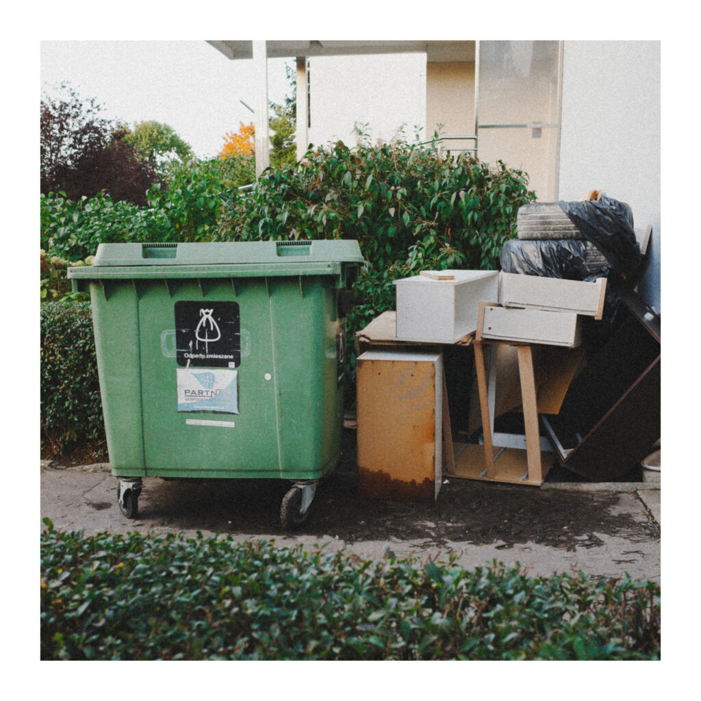 Ricoh GR IV - śmietnik pod blokiem